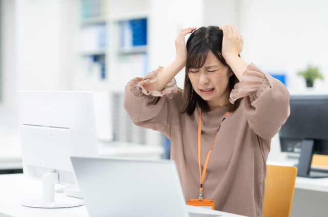 ひどい頭痛の女性
