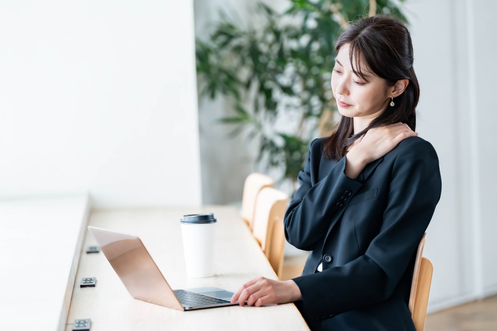 肩こりの原因は？メカニズムと発生しやすい習慣