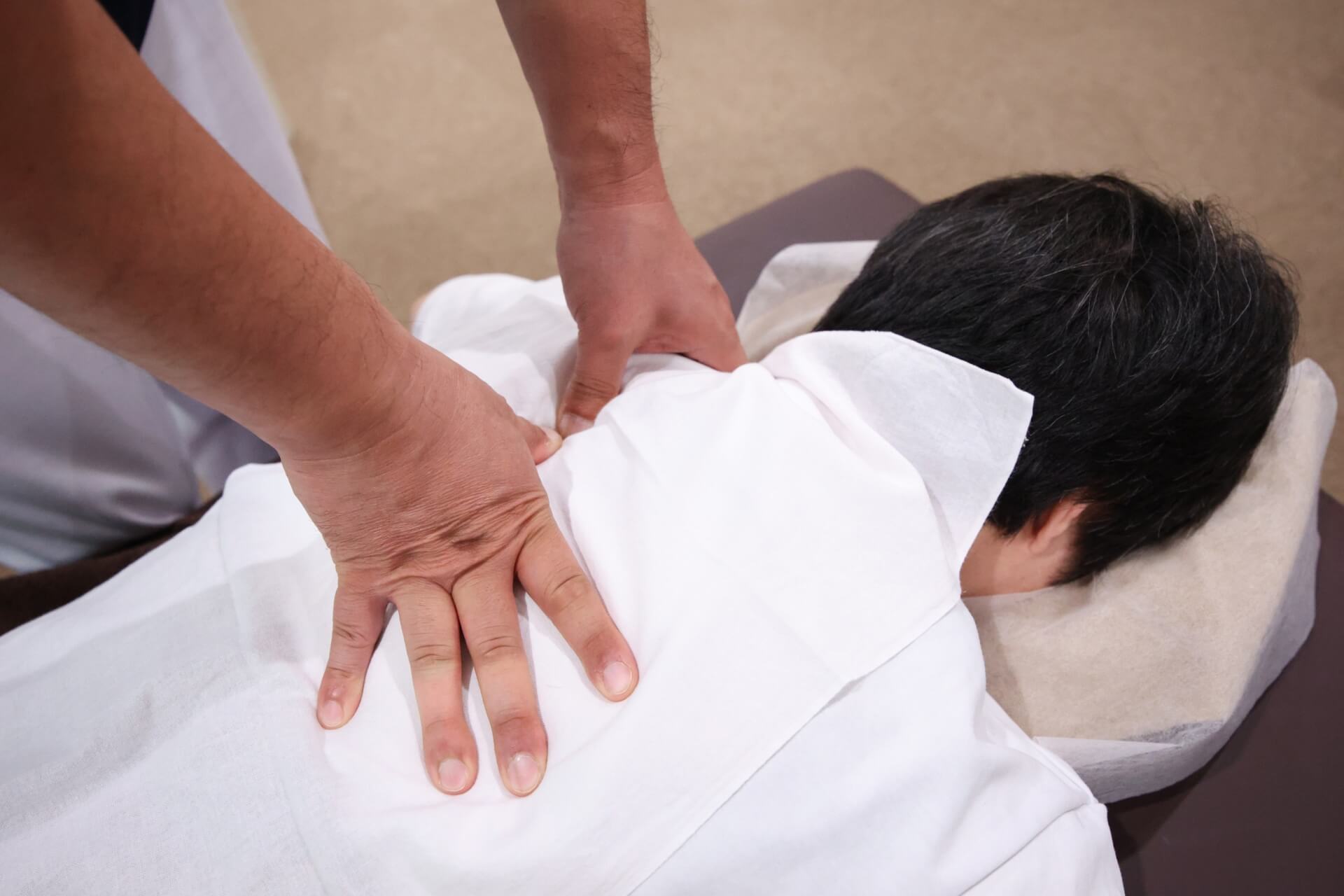 整体院でできる肩こりへのアプローチとは？具体的な施術内容