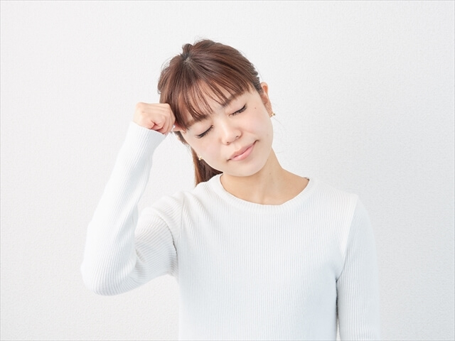 肩こりが原因で頭の重だるさが起こる理由